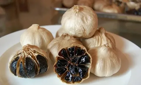 تصویر 1 از سیر سیاه خوش‌ عطر ملایم مناسب استفاده در برنامه غذایی